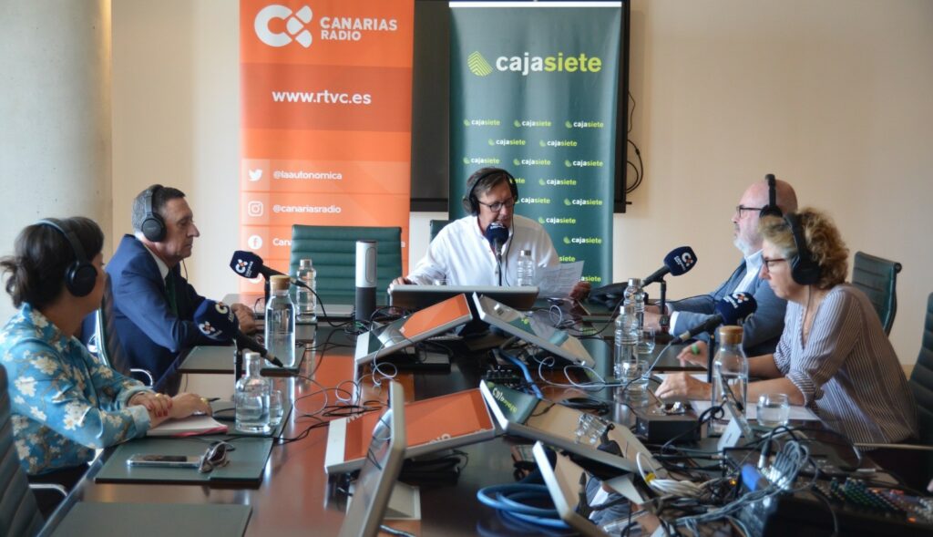 Lola Pérez, directora general de la Cámara, participa en el Foro Cajasiete dedicado a analizar la economía tinerfeña