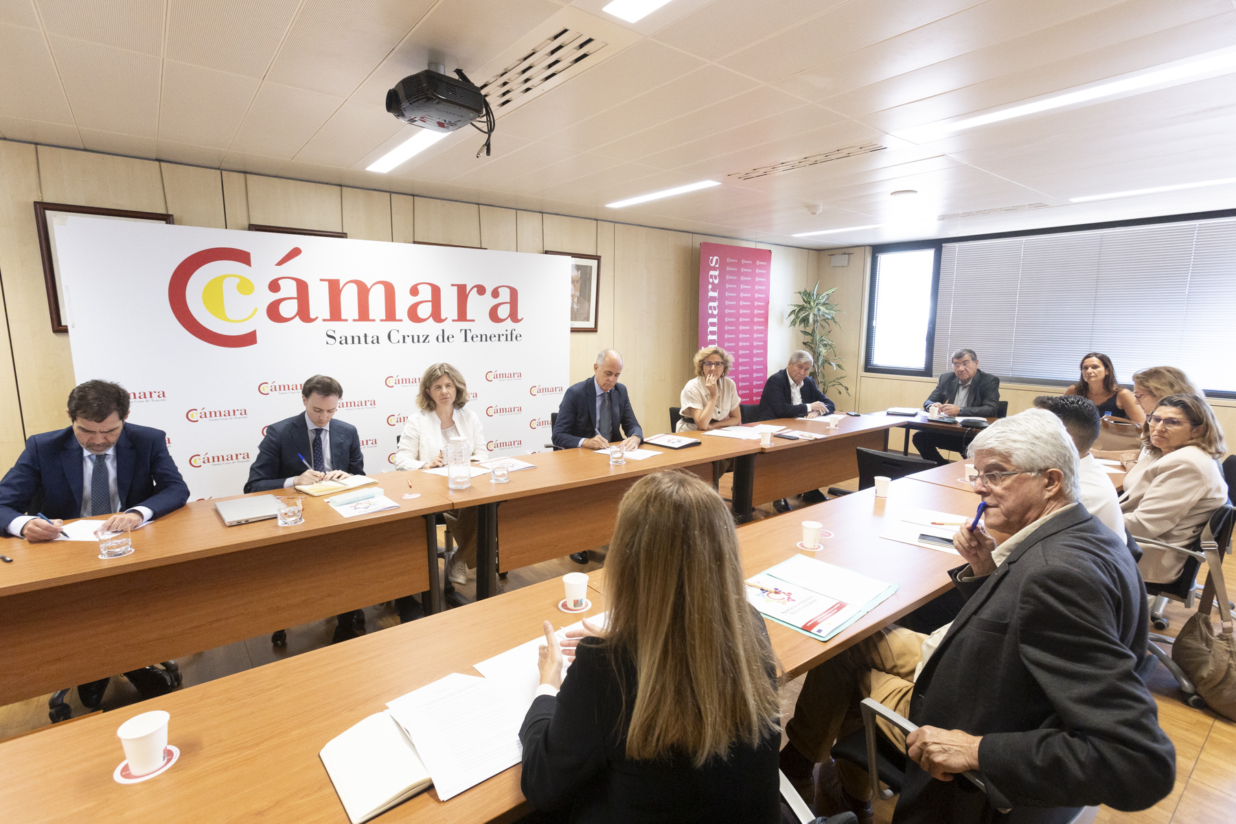 La Cámara de Comercio acoge una de las reuniones que organiza el Estado para abordar la simplificación administrativa que soportan las empresas