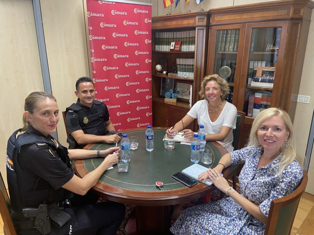 Reunión con agentes de la policía nacional en la sede de la Cámara